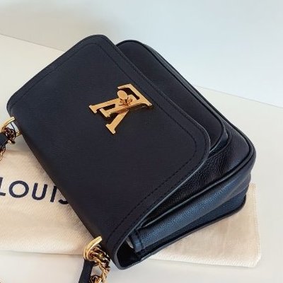 LV路易威登黑金lockme全皮顆粒牛皮郵差包-3