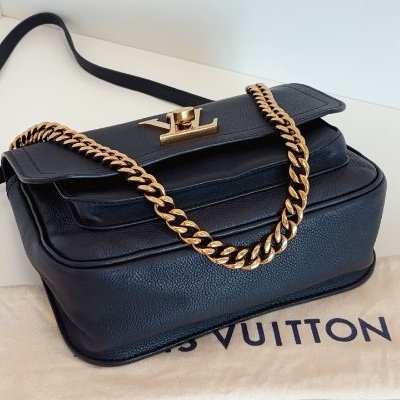 LV路易威登黑金lockme全皮顆粒牛皮郵差包-7