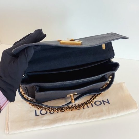 LV路易威登黑金lockme全皮顆粒牛皮郵差包-8