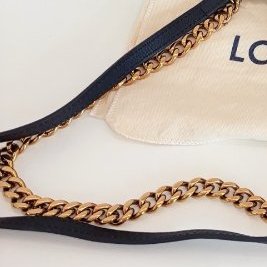 LV路易威登黑金lockme全皮顆粒牛皮郵差包-9