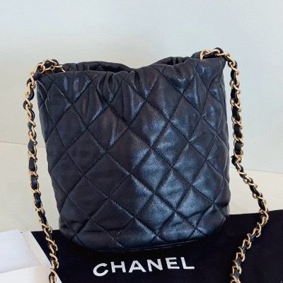 閒置新 Chanel香奈兒黑金芯片帶膜皮穿鏈抽繩大logo水桶包-1