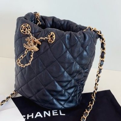 閒置新 Chanel香奈兒黑金芯片帶膜皮穿鏈抽繩大logo水桶包-3