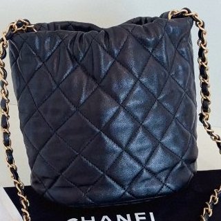 閒置新 Chanel香奈兒黑金芯片帶膜皮穿鏈抽繩大logo水桶包-6