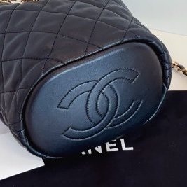 閒置新 Chanel香奈兒黑金芯片帶膜皮穿鏈抽繩大logo水桶包-7