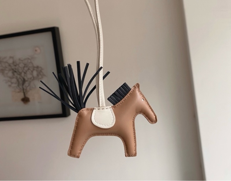 專櫃熱門色✨Hermes愛馬仕 Rodeo小羊皮手工馬兒吊飾棕黑色/馬上有錢💰-1