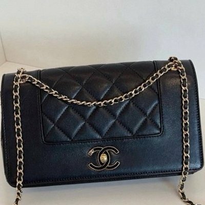 Chanel香奈兒黑金琺瑯扣雙C口蓋包