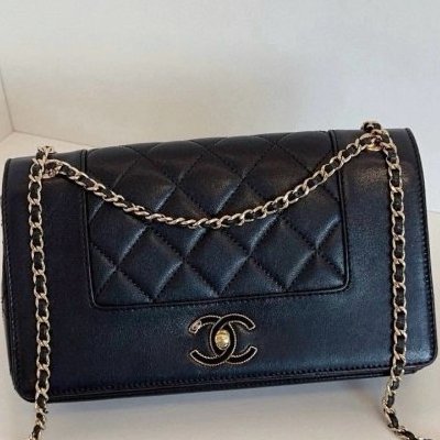 Chanel香奈兒黑金琺瑯扣雙C口蓋包-0