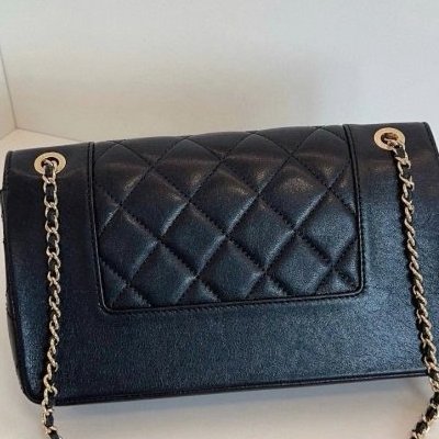 Chanel香奈兒黑金琺瑯扣雙C口蓋包-1