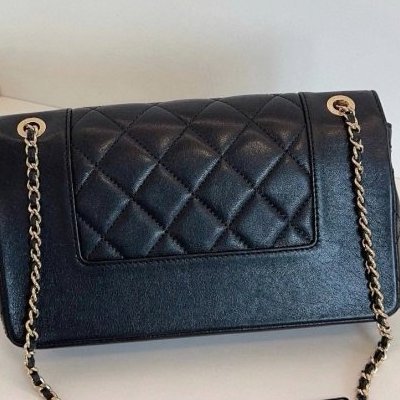 Chanel香奈兒黑金琺瑯扣雙C口蓋包-6