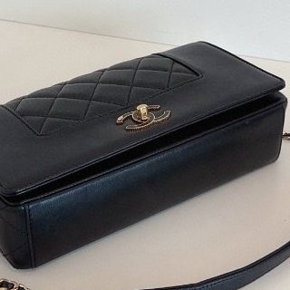 Chanel香奈兒黑金琺瑯扣雙C口蓋包-7