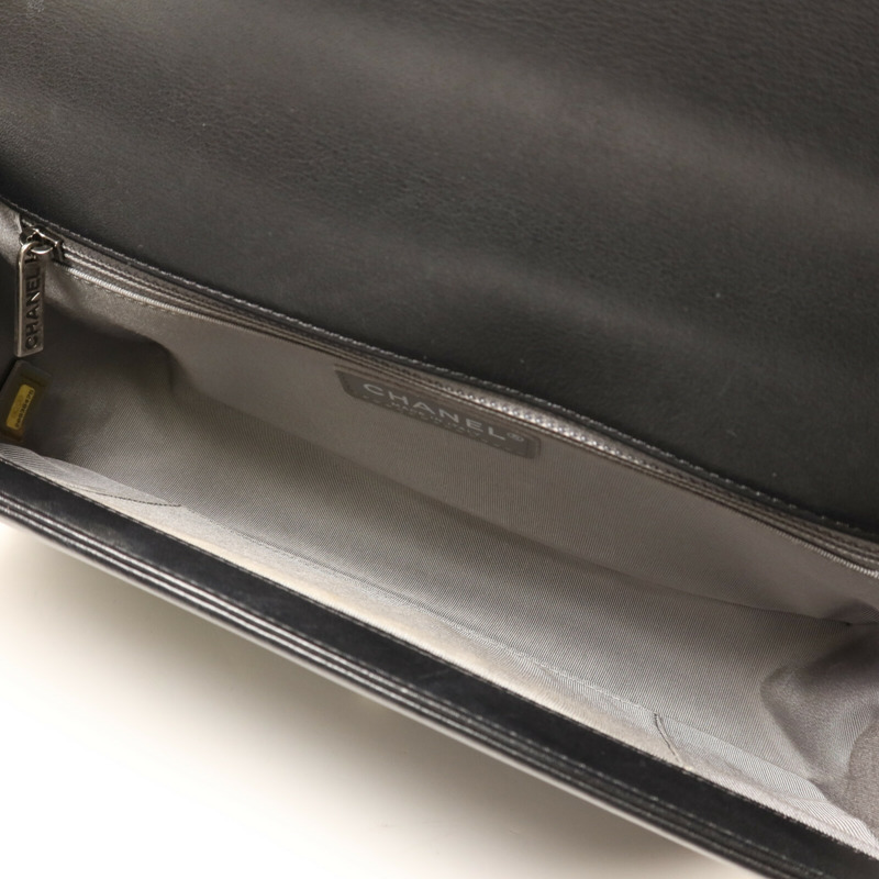CHANEL 牛皮皮革Boy 28銀扣鏈帶肩背袋-4
