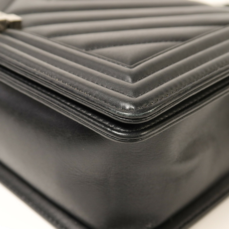 CHANEL 牛皮皮革Boy 28銀扣鏈帶肩背袋-11