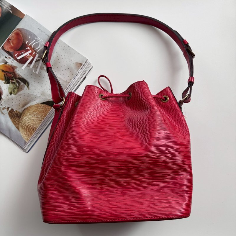 🎉過年必入 LV 新年紅 EPI材質 肩背水桶包-1