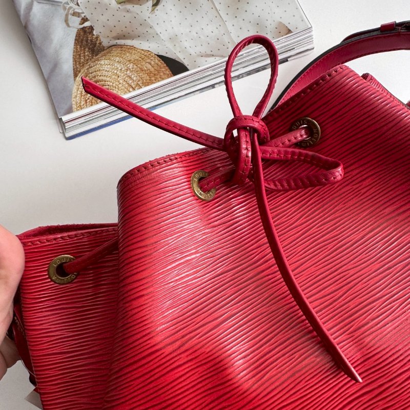 🎉過年必入 LV 新年紅 EPI材質 肩背水桶包-10