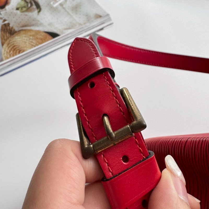 🎉過年必入 LV 新年紅 EPI材質 肩背水桶包-22