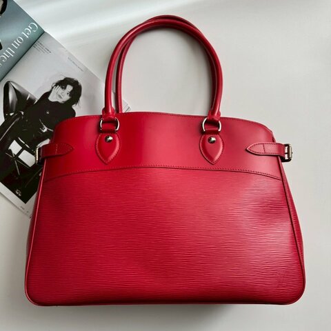 🎉狀況95新 LV 新年紅色EPI皮革 肩背包