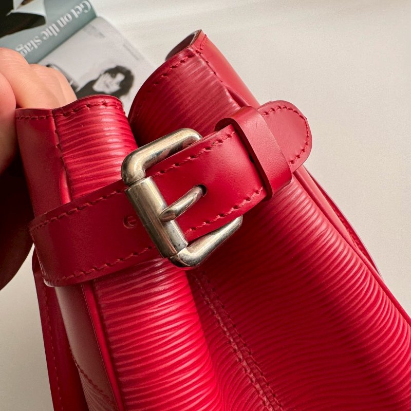 🎉狀況95新 LV 新年紅色EPI皮革 肩背包-17