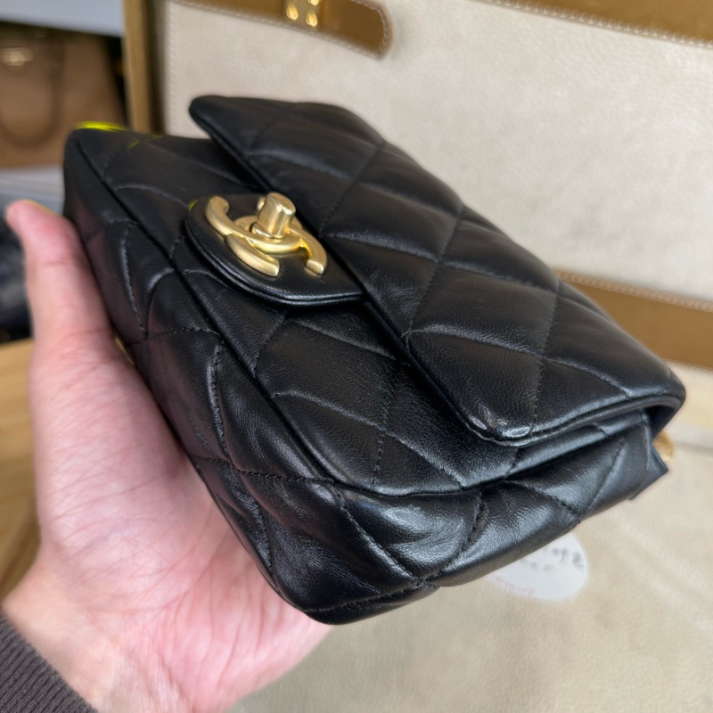 上架中🔑 CHANEL 22P迷你方胖小牛皮肩背粗鍊包-4