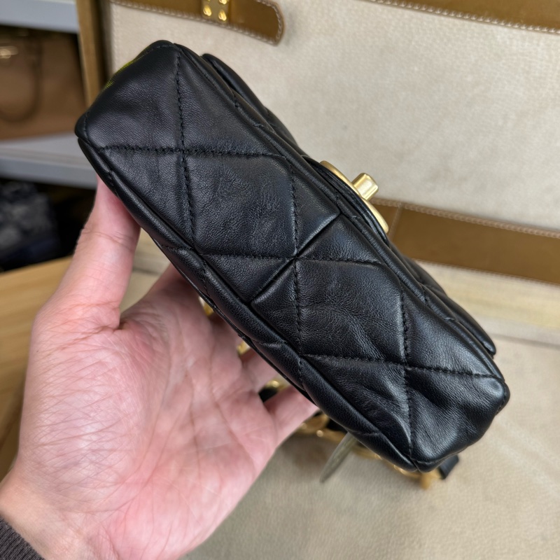 上架中🔑 CHANEL 22P迷你方胖小牛皮肩背粗鍊包-5