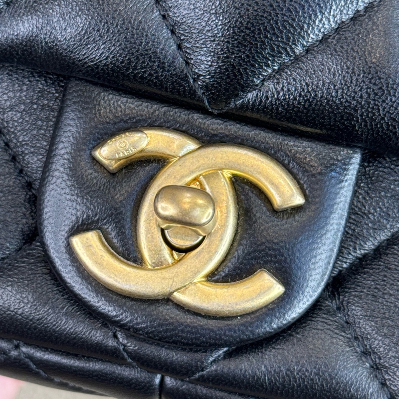 上架中🔑 CHANEL 22P迷你方胖小牛皮肩背粗鍊包-9