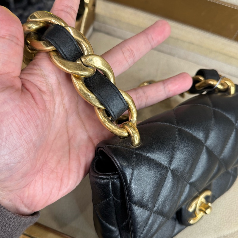 上架中🔑 CHANEL 22P迷你方胖小牛皮肩背粗鍊包-10