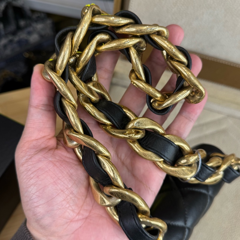 上架中🔑 CHANEL 22P迷你方胖小牛皮肩背粗鍊包-12