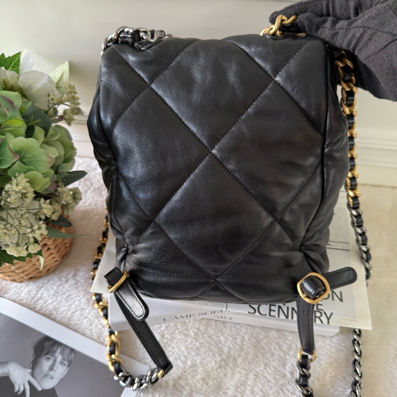 Chanel 19 金釦小羊皮口蓋後背包(黑色)-1