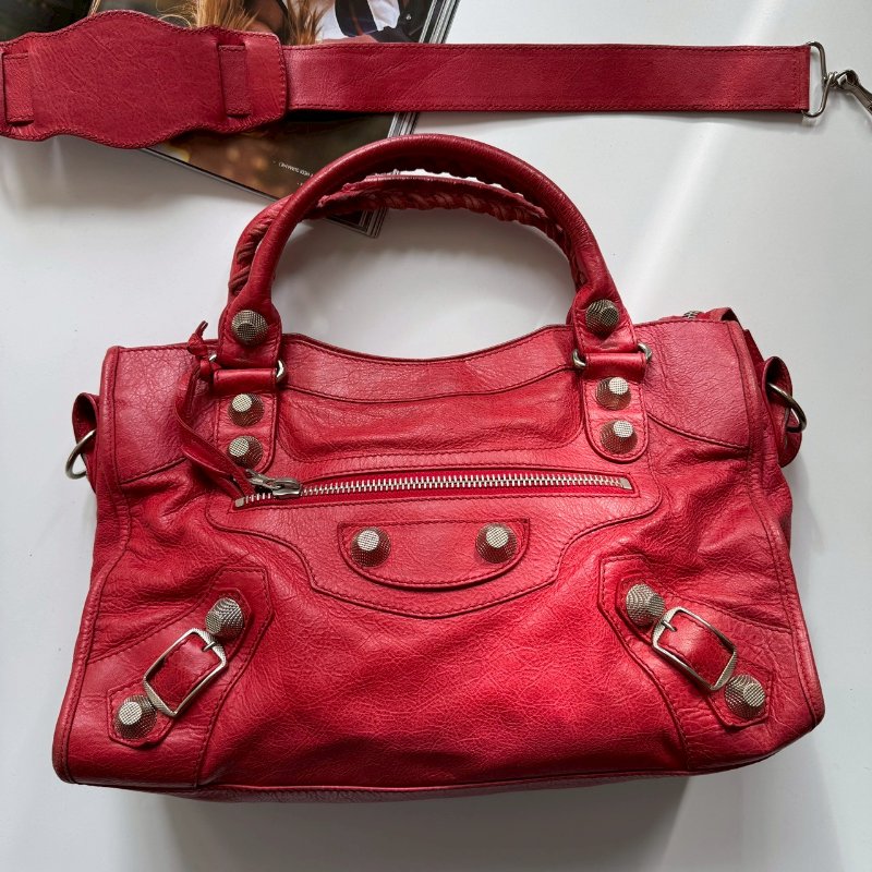 ✨外出無腦帶 BALENCIAGA 紅色皮革鉚釘機車包-0