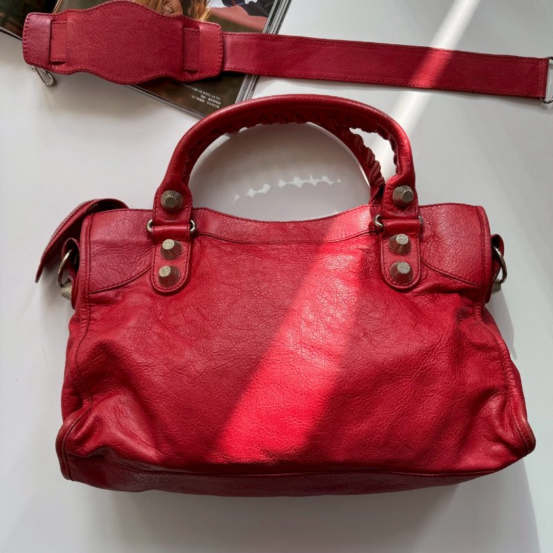 ✨外出無腦帶 BALENCIAGA 紅色皮革鉚釘機車包-1