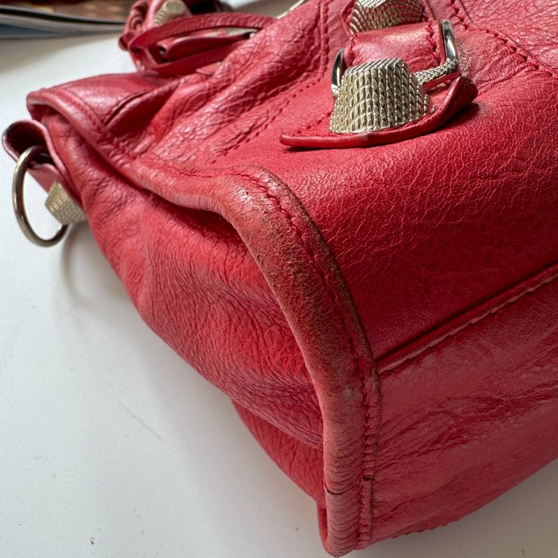 ✨外出無腦帶 BALENCIAGA 紅色皮革鉚釘機車包-6