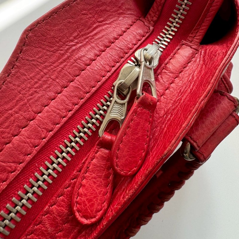 ✨外出無腦帶 BALENCIAGA 紅色皮革鉚釘機車包-9