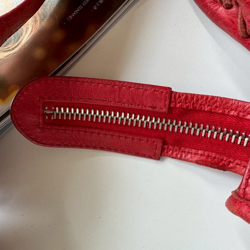 ✨外出無腦帶 BALENCIAGA 紅色皮革鉚釘機車包-33