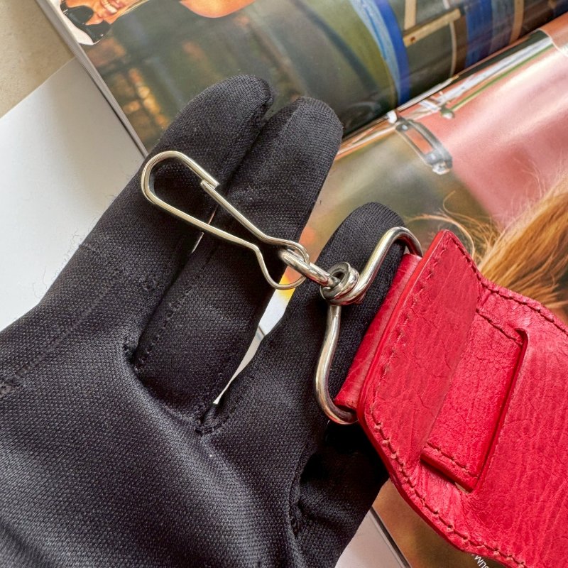 ✨外出無腦帶 BALENCIAGA 紅色皮革鉚釘機車包-45