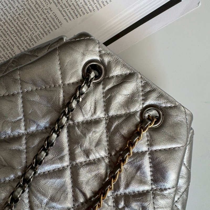 ✨全網最低價 Chanel 太空銀雙色鏈帶後背包-3