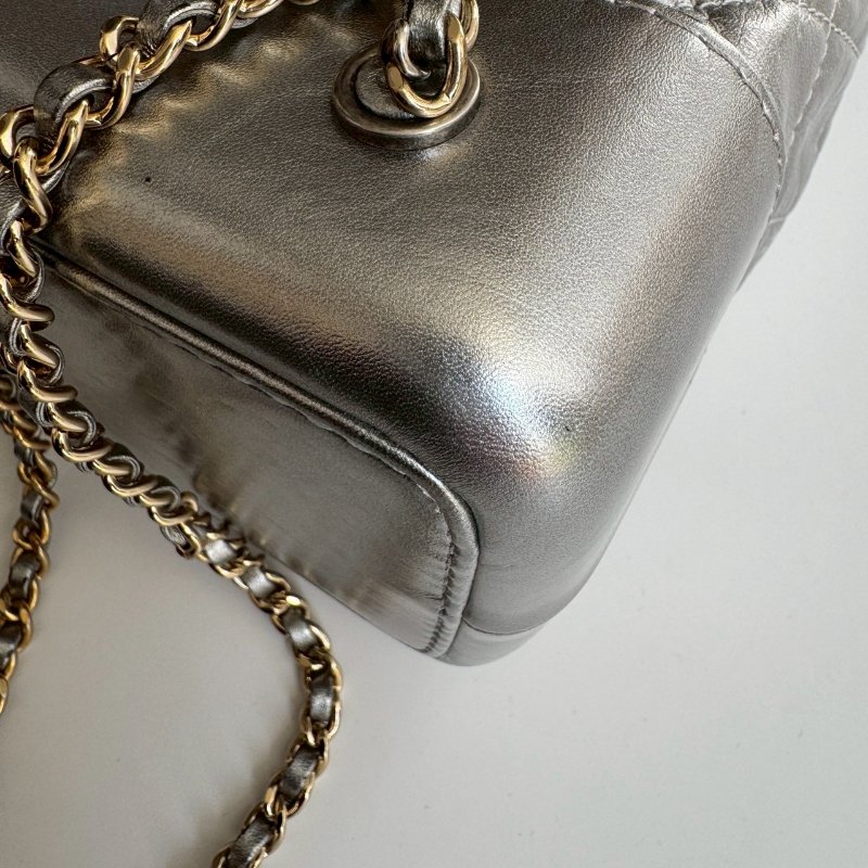 ✨全網最低價 Chanel 太空銀雙色鏈帶後背包-6