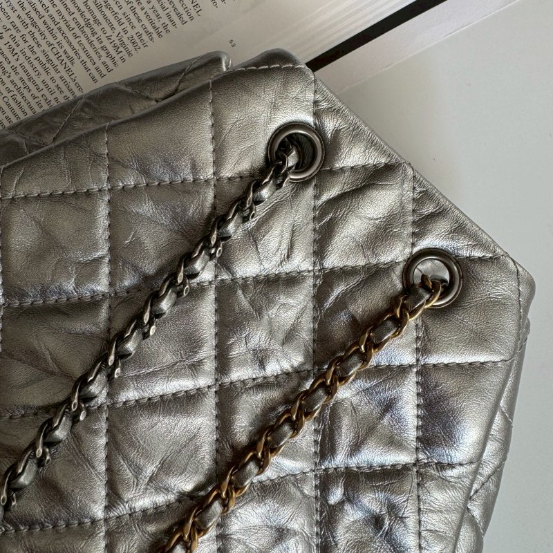 ✨全網最低價 Chanel 太空銀雙色鏈帶後背包-19