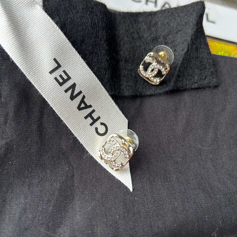CHANEL 鏤空方框水鑽雙C耳環(耳針式)-3