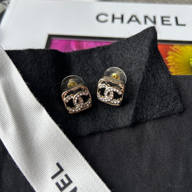CHANEL 鏤空方框水鑽雙C耳環(耳針式)-4