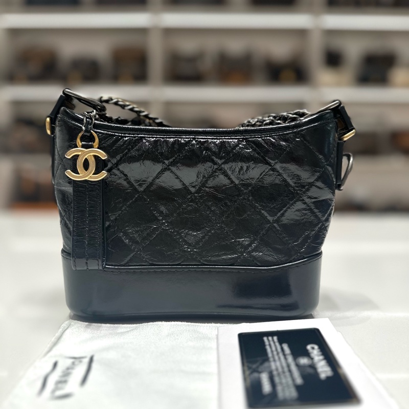 Chanel • Gabrielle 經典黑金油臘牛皮小號-0
