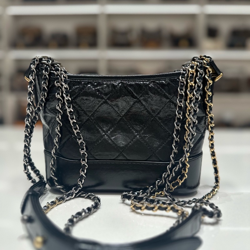 Chanel • Gabrielle 經典黑金油臘牛皮小號-1