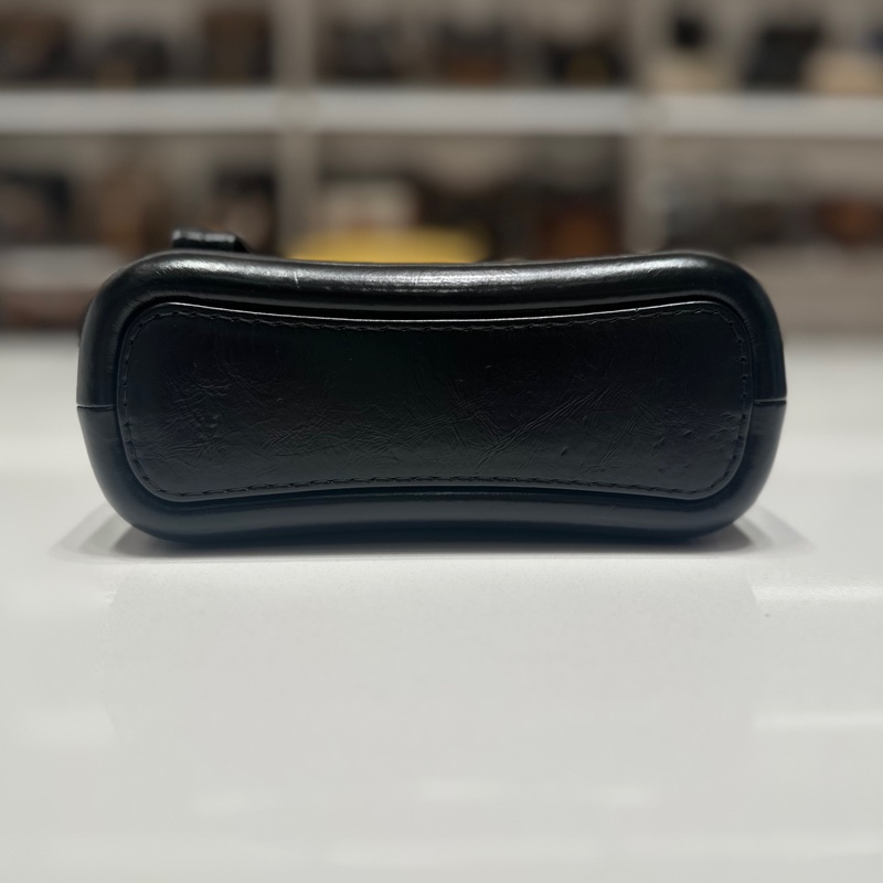 Chanel • Gabrielle 經典黑金油臘牛皮小號-4