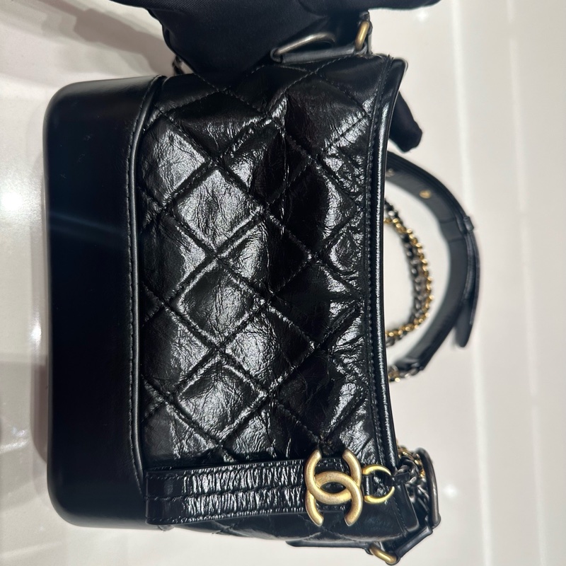 Chanel • Gabrielle 經典黑金油臘牛皮小號-6