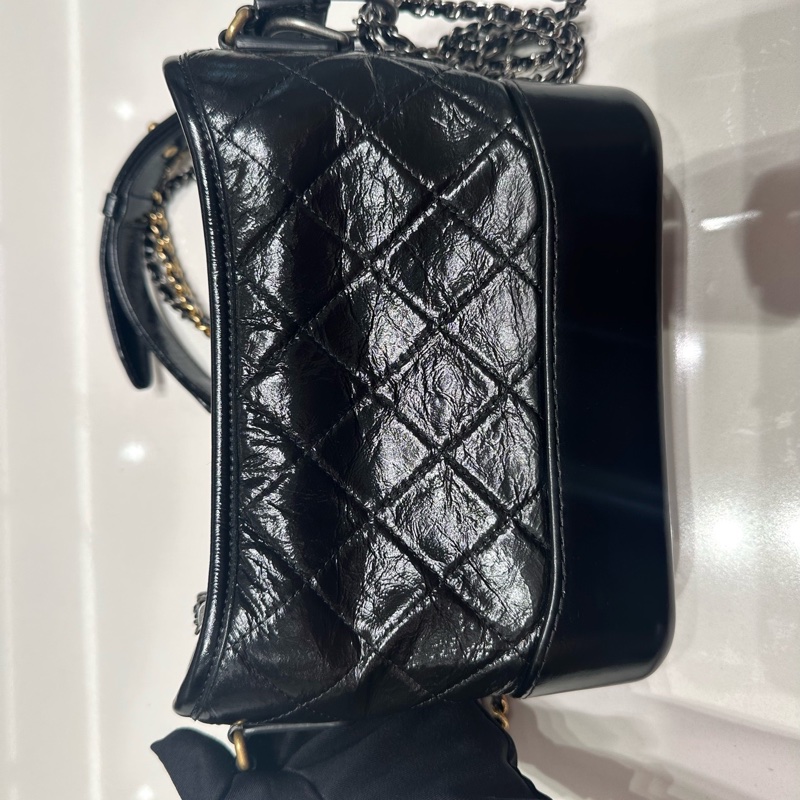 Chanel • Gabrielle 經典黑金油臘牛皮小號-7