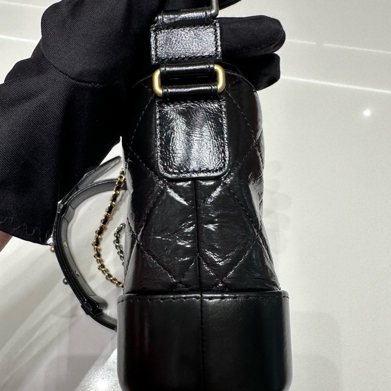 Chanel • Gabrielle 經典黑金油臘牛皮小號-9