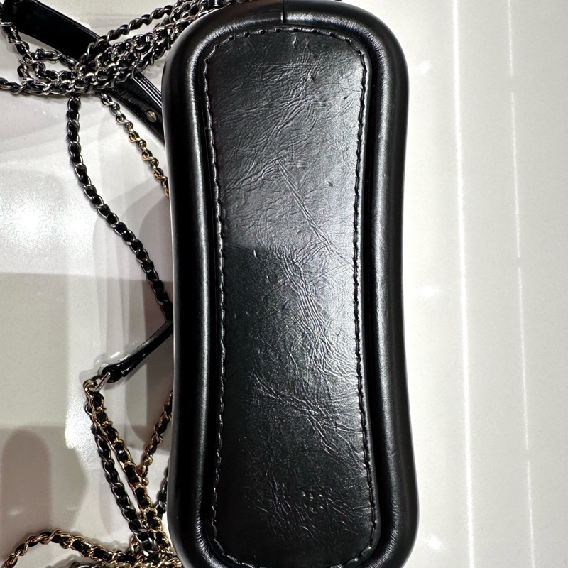 Chanel • Gabrielle 經典黑金油臘牛皮小號-10