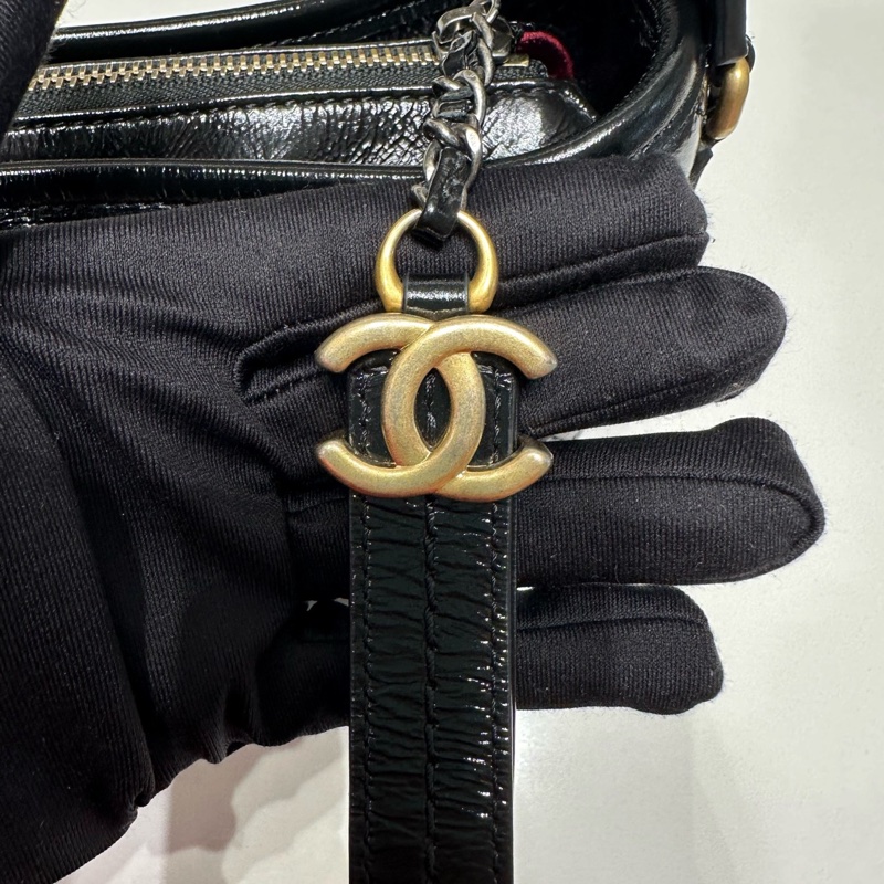 Chanel • Gabrielle 經典黑金油臘牛皮小號-15