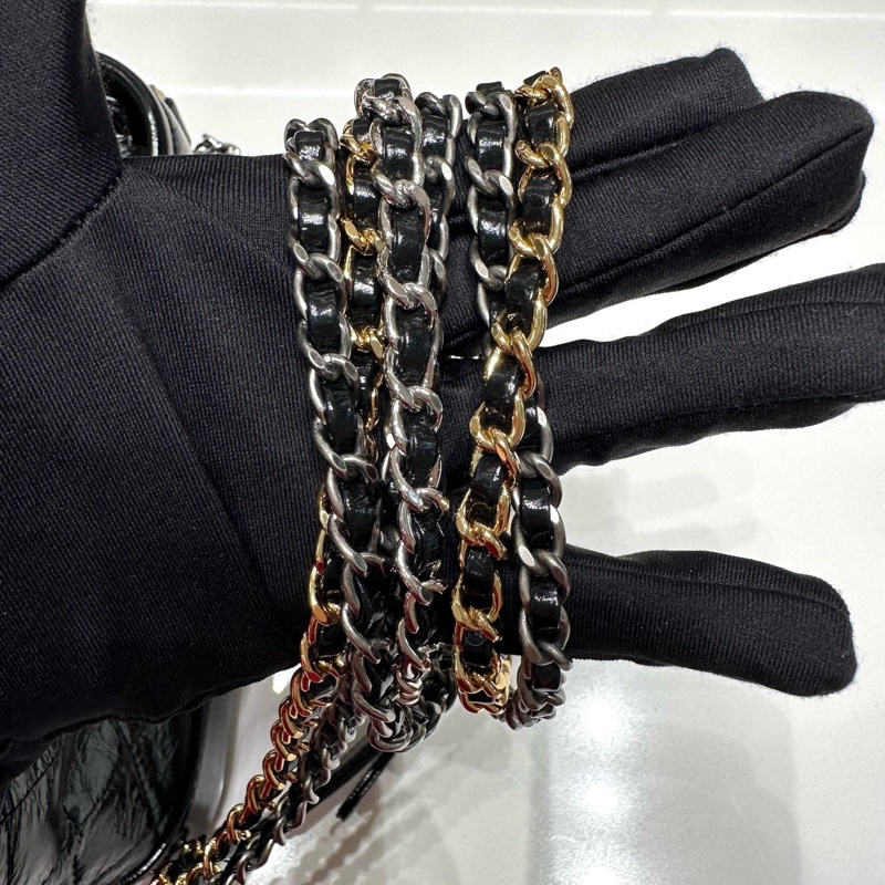 Chanel • Gabrielle 經典黑金油臘牛皮小號-16