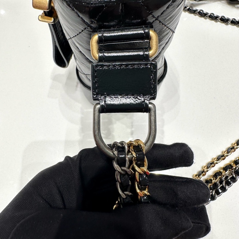 Chanel • Gabrielle 經典黑金油臘牛皮小號-17