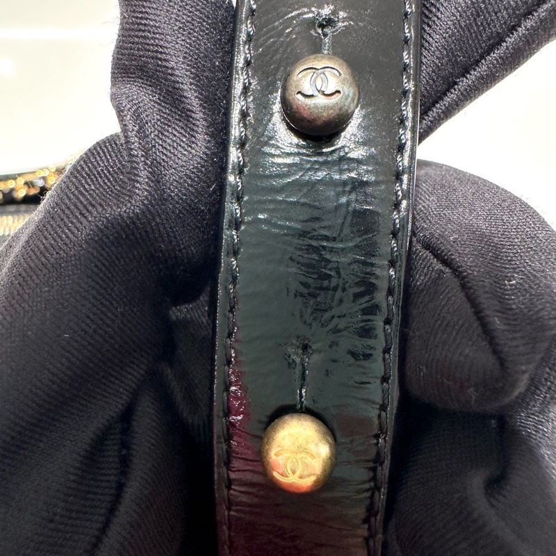 Chanel • Gabrielle 經典黑金油臘牛皮小號-19