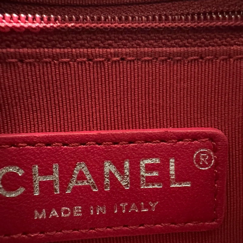 Chanel • Gabrielle 經典黑金油臘牛皮小號-23